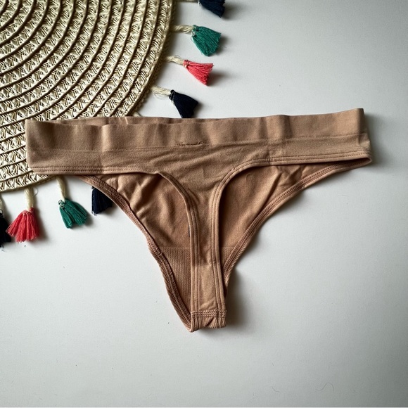 Victoria's Secret Seamless Textured Thong Panty Beige Large NEW - Picture 5 of 6